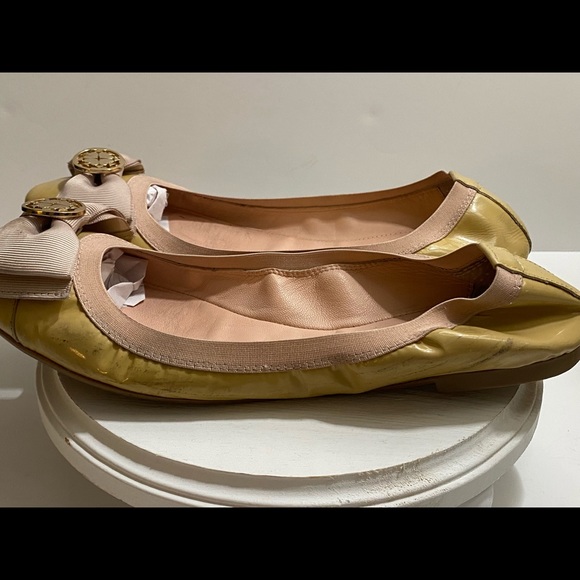 Kate Spade 8.5M Slip on ballet flats; beige w bow & gold spade accent at toe - Picture 6 of 7